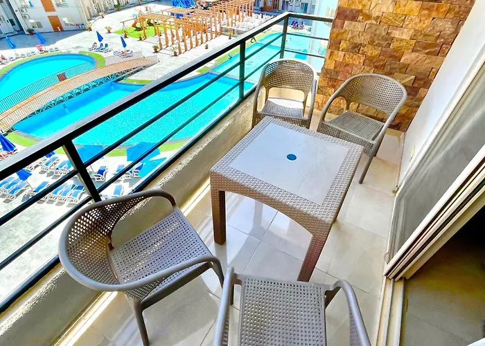 Tiba Golden With Pool View Steps From Sea *